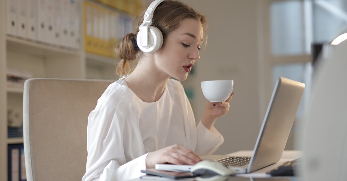 Cisza, komfort i klarowny głos: przewodnik po słuchawkach do home office i wideorozmów