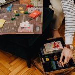 Wieczory bez ekranu: Twój pierwszy krok w gry planszowe dla dorosłych