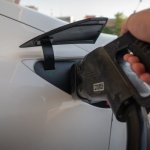 Ile naprawdę przejedzie elektryk? Przewodnik po realnym zasięgu i jak go zwiększyć