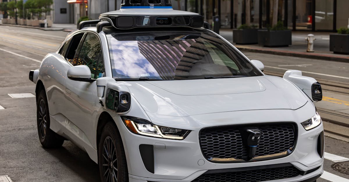 Autonomiczne auto od kuchni: jak widzi, myśli i decyduje na drodze