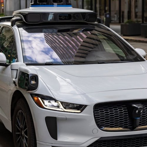 Autonomiczne auto od kuchni: jak widzi, myśli i decyduje na drodze