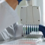 Białka na zamówienie: Jak laboratoria tworzą molekuły przyszłości